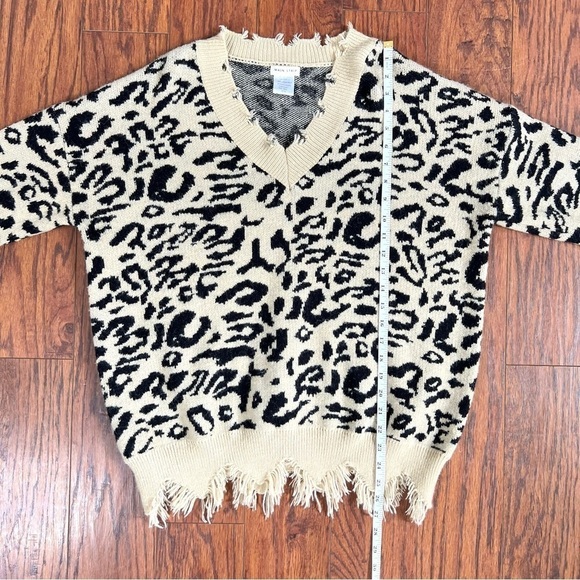 Main Strip Leopard Cheetah Distressed Fringe V-Neck Knitted Sweater Size Medium - Picture 10 of 13